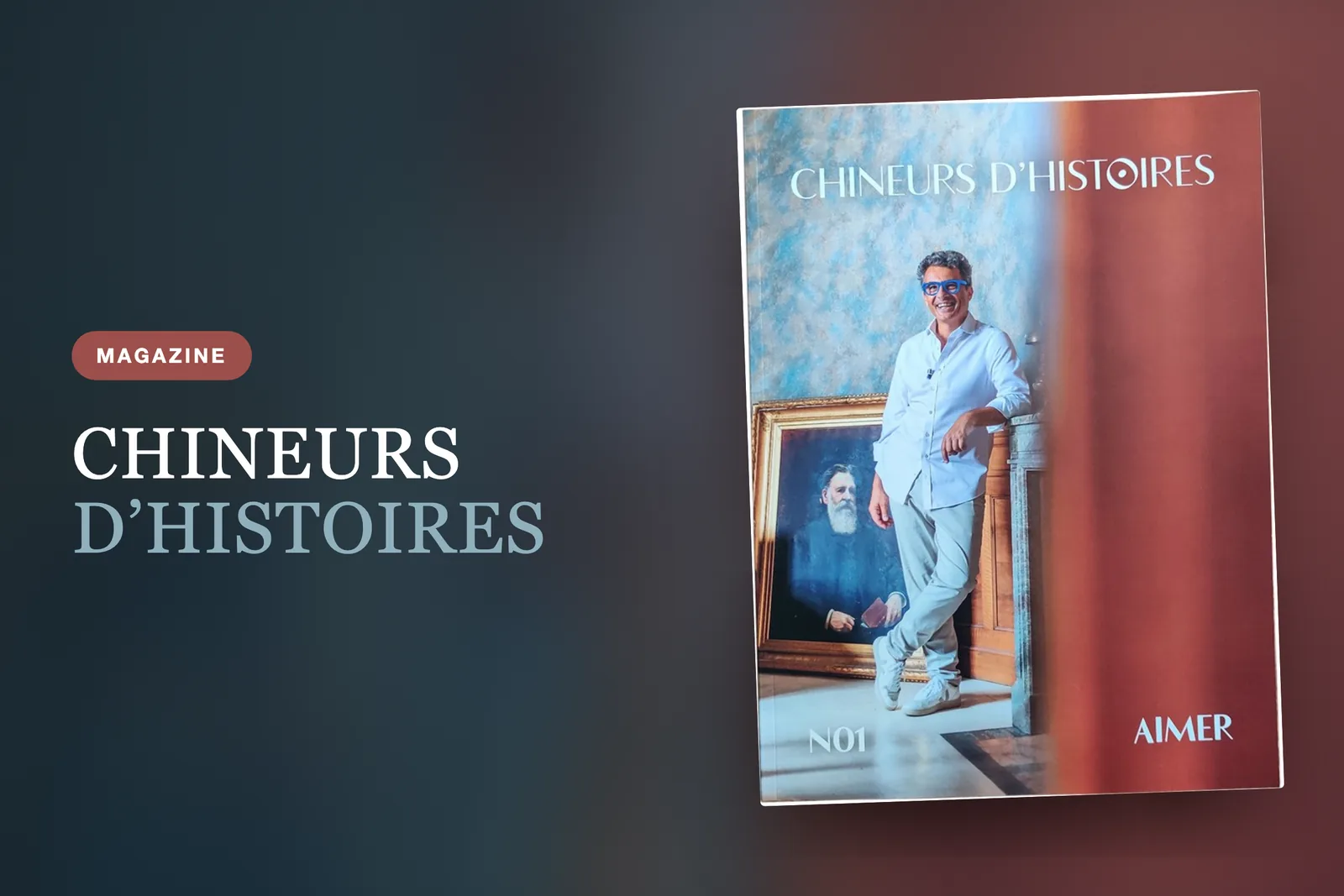Couverture du numéro 1 de Chineurs d’Histoires, « Aimer » : Julien Cohen souriant, adossé à une cheminée, à côté d’un portrait ancien dans son cadre doré.