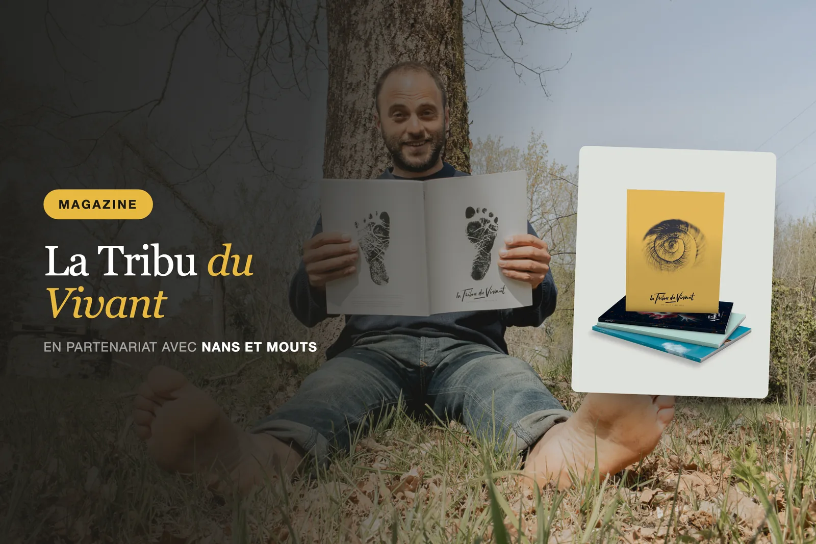 Un lecteur assis au pied d’un arbre, feuilletant un numéro de La Tribu du Vivant, à côté d’une pile des numéros parus.